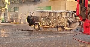 Uma Kombi pega fogo no KM 82 da 101, em Osório