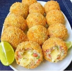 Bolinho de arroz com queijo e calabresa
