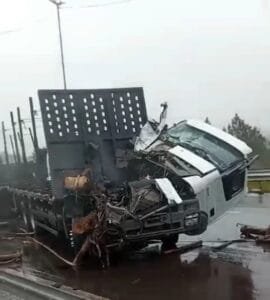 Colisão entre caminhões causa transtornos na BR-101, em Osório