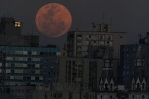 Superlua Azul: Fenômeno que ocorre a cada dois anos será visível em Porto Alegre nesta Segunda-feira