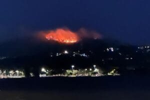 Incêndio atinge vegetação em morro na zona sul de Porto Alegre