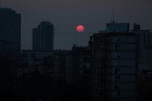 Mudança na circulação de vento traz fumaça de incêndios para o céu do RS