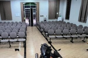 Homem invade culto religioso pilotando moto e fere três pessoas a faca no noroeste do RS