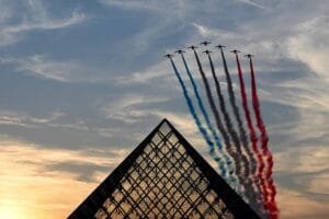 Passando por cartões postais de Paris, cerimônia de abertura inicia os Jogos Paralímpicos