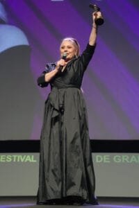 Vera Fischer parou Gramado. Atriz causou furor no Tapete Vermelho, ao receber o Troféu Cidade de Gramado