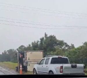 Caminhão tomba após aquaplanagem na RS-030 em Osório nesta terça-feira (20)