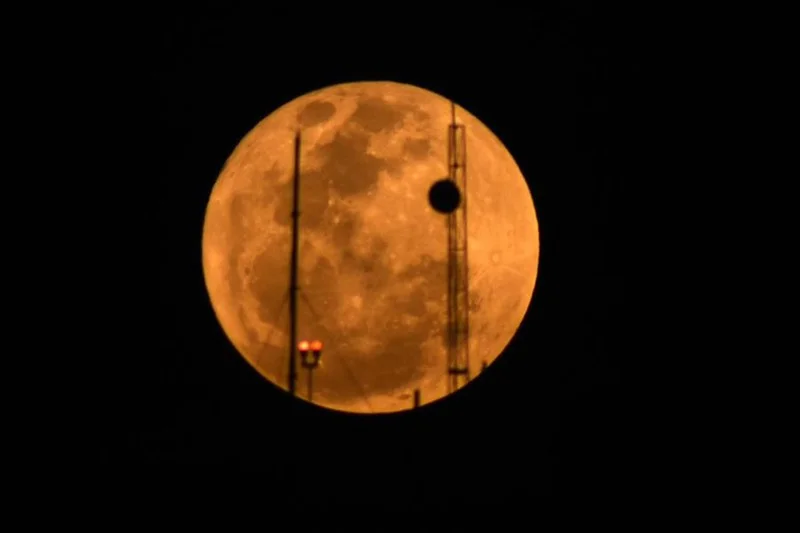 Superlua azul chama atenção no Brasil e no mundo; veja fotos 2 CURITIBA 1