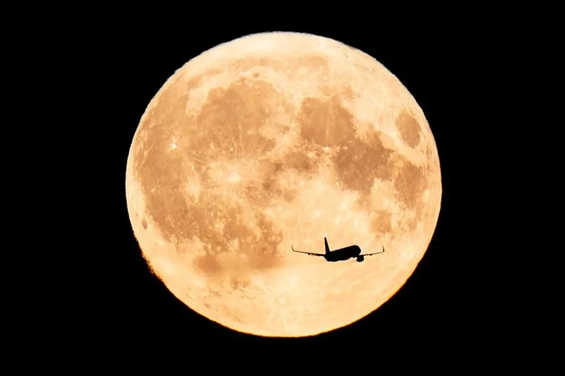 Superlua azul chama atenção no Brasil e no mundo; veja fotos 1 DENMARK ASTRONOMY MOON