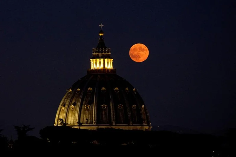 Superlua azul chama atenção no Brasil e no mundo; veja fotos 8 ITALY ASTRONOMY MOON