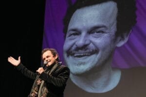 Matheus Nachtergaele é ovacionado ao receber o Troféu Oscarito