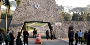 Em cerimônia judaica, Silvio Santos é enterrado em São Paulo