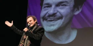 Matheus Nachtergaele exalta cinema brasileiro ao receber o Troféu Oscarito