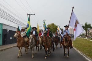 Cavalgada da Chama Crioula pelas ruas de Alegrete