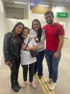 Matteus e Isabelle recebem uma recepção calorosa no aeroporto de Uruguaiana