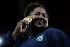 Judoca Bia Souza conquista primeira medalha de ouro para o Brasil
