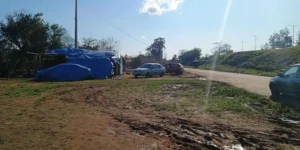 Às margens da BR 290, moradores das ilhas esperam em barracas até poder voltar para casa