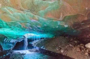 Caverna de gelo desaba e deixa desaparecidos na Islândia