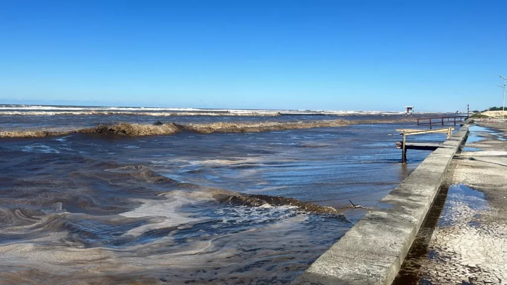 FORTE RESSACA ATINGE LITORAL DO RIO GRANDE DO SUL 5 mar1308f