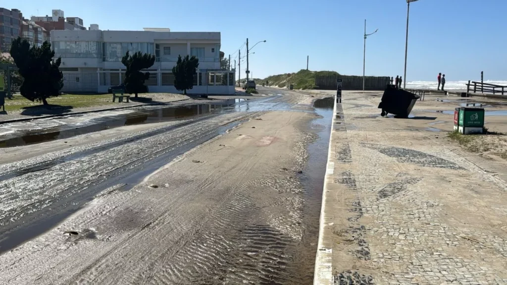FORTE RESSACA ATINGE LITORAL DO RIO GRANDE DO SUL 7 mar1308h