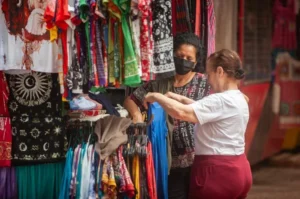 Moradores de Porto Alegre recorrem a máscaras faciais para proteção contra ar poluído pela fumaça