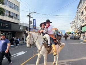 Apesar de cancelamento oficial, e mesmo sem estrutura e presença de autoridade, piquetes de Osório realizam desfile