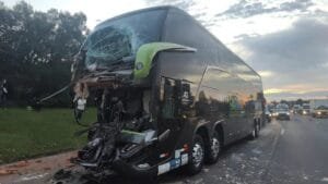 Grave acidente na Freeway envolve caminhão e ônibus na divisa entres os municípios de Santo Antônio da Patrulha e Osório
