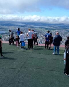 Por iniciativa de esportistas, grama sintética é colocada na rampa de vôo livre no Morro da Borússia em Osório