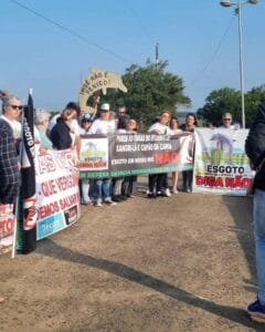 Protestos contra despejo de esgoto no rio Tramandaí marcam retorno do feriado em Atlântida Sul