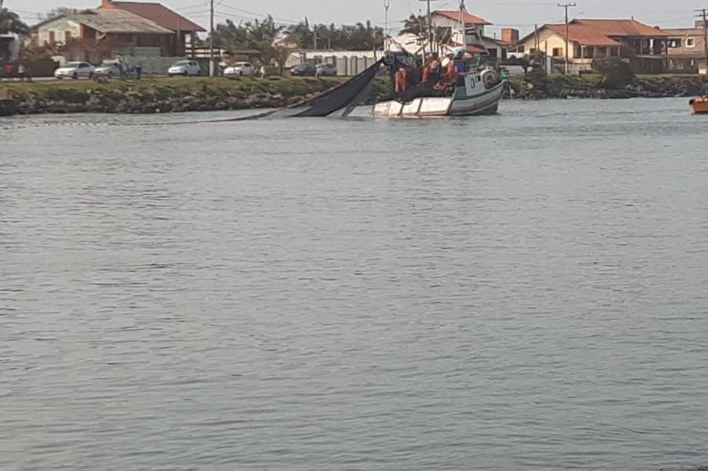 Bombeiros procuram homem que desapareceu após naufrágio de barco no Rio Mampituba 2 5028510 95b4105c7472d8a