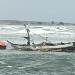 Bombeiros procuram homem que desapareceu após naufrágio de barco no Rio Mampituba