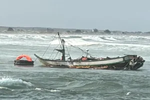 Bombeiros procuram homem que desapareceu após naufrágio de barco no Rio Mampituba
