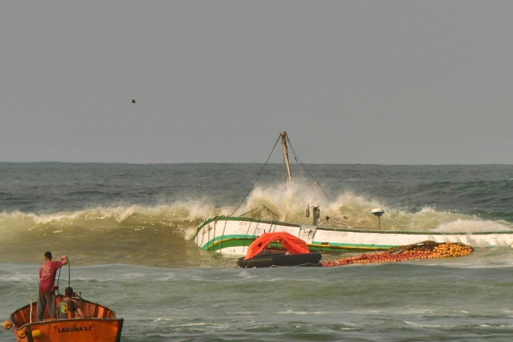 Bombeiros procuram homem que desapareceu após naufrágio de barco no Rio Mampituba 4 5028780 949a1faaaf93205 1