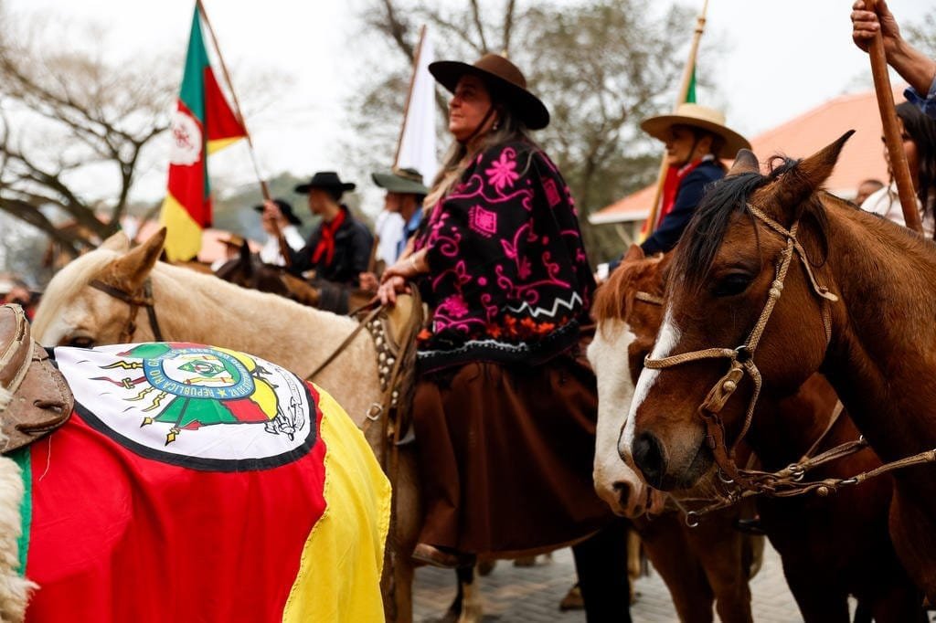 Sob aplausos ao cavalo Caramelo e a sobrevivente da cheia, Acampamento Farroupilha é aberto em Porto Alegre 3 5030164 c6565c9c5a78f40