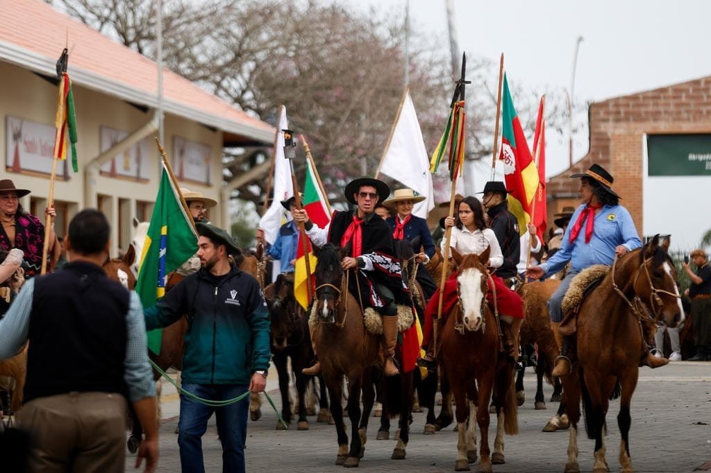 Sob aplausos ao cavalo Caramelo e a sobrevivente da cheia, Acampamento Farroupilha é aberto em Porto Alegre 5 5030169 2ef23c57411f044