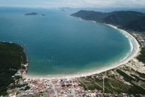 Praia de Florianópolis é a mais poluída do Brasil, aponta estudo inédito