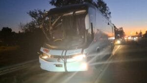 Acidente entre ônibus e caminhão deixa duas pessoas feridas na freeway