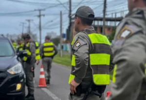 Operação Cerco Fechado: Brigada Militar prende cinco homens, apreende menor e retira mais uma arma das ruas no Litoral Norte Gaúcho