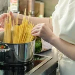 Nunca mais coloque fora a água do cozimento do macarrão. Veja como reaproveitá-la