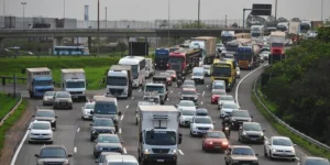 Véspera de feriadão já registra movimento intenso em rodovias na saída de Porto Alegre