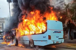 Ônibus pega fogo em avenida do Centro de Porto Alegre; veja fotos