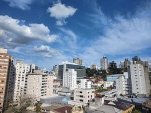 Fumaça de incêndios no país volta a cobrir o céu do Rio Grande do Sul nesta Quinta-feira (19)