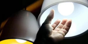 Aneel ajusta bandeira tarifária e aumento da conta de luz deve ser menor em setembro