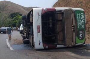 Acidente com ônibus que levava time de futebol americano do PR deixa três mortos no RJ