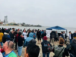 Em Imbé e Tramandaí manifestantes são contrários ao lançamento de efluentes no rio Tramandaí