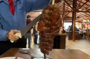 Em setembro, hotéis e pousadas de Canela oferecem rodízio de churrasco para os visitantes