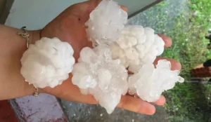 TEMPESTADES ENTRE URUGUAI E RIO GRANDE DO SUL CAUSAM GRANIZO GIGANTE