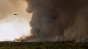 FOGO FORA DE CONTROLE AVANÇA EM BRASÍLIA E JÁ AMEAÇA MORADIAS