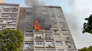 Incêndio atinge apartamento no Centro de Porto Alegre