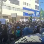 Manifestantes protestam em Tramandaí e Imbé contra obra que despejará efluentes no Rio Tramandaí