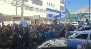 Manifestantes protestam em Tramandaí e Imbé contra obra que despejará efluentes no Rio Tramandaí